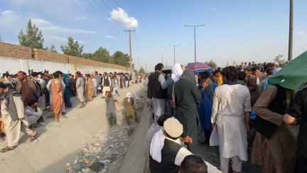 Decenas de personas intentar entrar en el aeropuerto de Kabul para huir del país. Foto: EFE