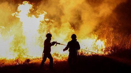 Dos bomberos, trabajando para sofocar un incendio (EFE).