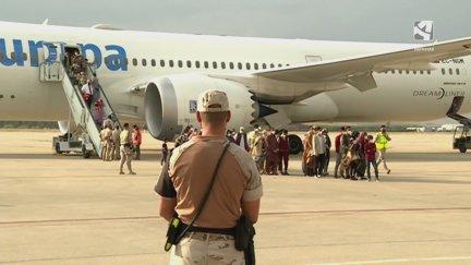 El grupo de 290 refugiados afganos este martes a su llegada a la base de Torrejón.