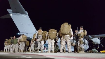 Militares españoles colaboran en la acogida de refugiados en la base de Torrejón de Ardoz.