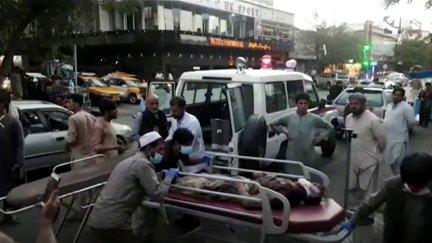 Varios heridos en los ataques son evacuados en ambulancia.