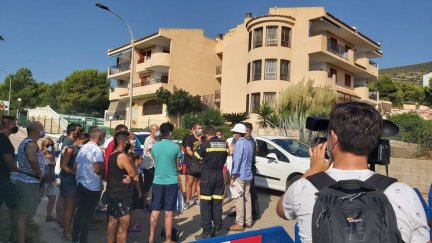 Reunión de los vecinos que van a entrar al edificio derrumbado de Peñíscola.