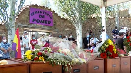Homenaje a las víctimas republicanas en el cementerio de Pomer (Zaragoza).