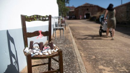 Una de las 234 sillas, en una calle de la localidad soriana de Castejón del Campo (EFE).