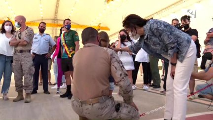 La ministra de Defensa, Margarita Robles, recibiendo a los militares españoles.