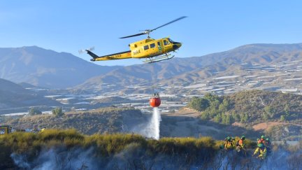 Helicóptero del Infoca en el incendio de Gualchos. (Foto: INFOCA)
