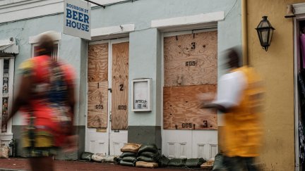 Negocio de Nueva Orleans (EE.UU.) con las ventanas tapiadas para evitar daños por el huracán Ida.
