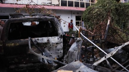 Coche abatido por drones estadounidenses en Kabul (Afganistán).