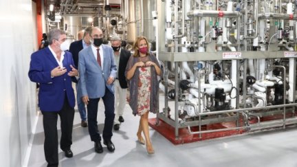 El presidente del Gobierno de Aragón, Javier Lambán, la vicepresidenta, Mayte Pérez, y el presidente del grupo Térvalis, Generoso Martín , durante la visita a la planta de Fertinagro en Utrillas. (DGA)