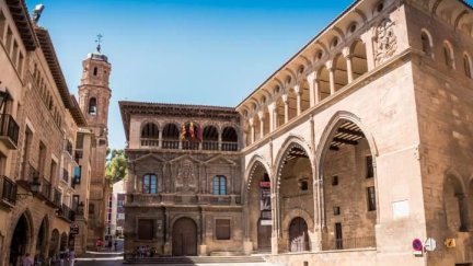 Imagen de la plaza de España de Alcañiz (Teruel). Foto: Turismo de Aragón