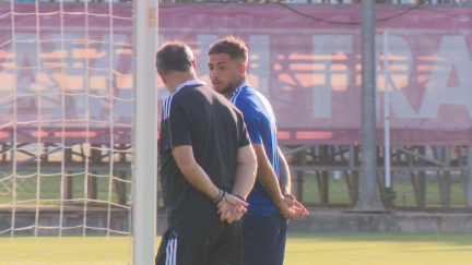 Carbonell charlando con JIM durante el entrenamiento de ayer.