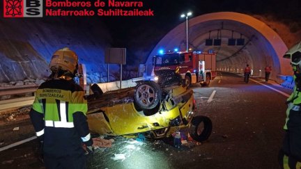 Estado en el que quedó el vehículo accidentado en Yesa (BOMBEROS DE NAVARRA).