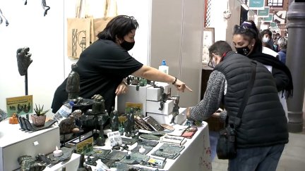 Artesanos vendiendo durante las Fiestas del Pilar, en Zaragoza.