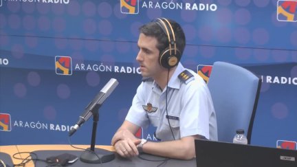 El capitán Pérez Tabaldo, piloto del Ala 31 de la Base Aérea de Zaragoza, en los estudios de Aragón Radio.