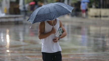 Una persona se protege de la lluvia con un paraguas.