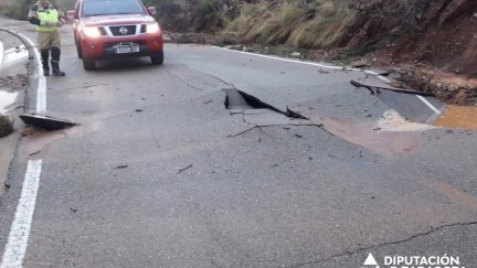 La carretera de Cosuenda CV-406 hacia la A-220 está cortada por los efectos de la DANA (DPZ).