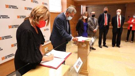 La consejera de Presidencia del Gobierno de Aragón, Mayte Pérez, y el rector de la UZ, José Antonio Mayoral, durante la firma.