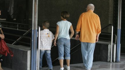 Imagen de archivo de un padre con sus hijos (EP).