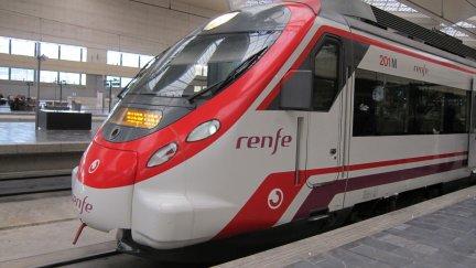 Tren de RENFE a su paso por Zaragoza (EP).