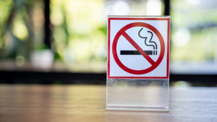 Fotografía relacionada con la prohibición de fumar en terrazas (Canva).
