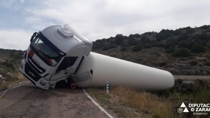 El camión bloqueó la vía tras no poder completar el giro de la curva. (DPZ)