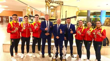 Raquel Roy, a la derecha del todo, con su medalla. Imagen: Real Federación Española de Karate.