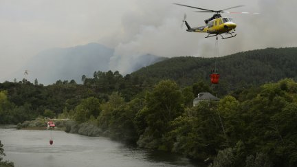 Imagen de los helicópteros recogiendo agua (EP).