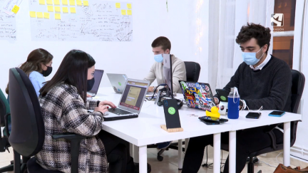 Jóvenes formándose para conseguir un empleo.