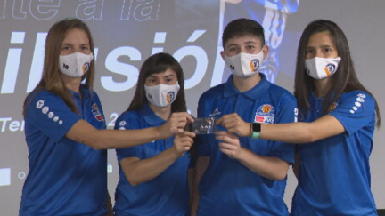 Las jugadoras del Sala Zaragoza posan con el carnet. Imagen: Sala Zaragoza.