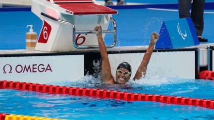 La nadadora aragonesa, Teresa Perales, celebra su último triunfo en Tokyo.