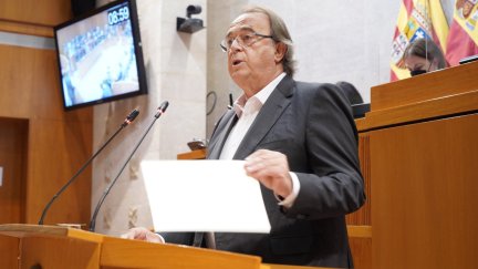 El consejero de Hacienda, Carlos Pérez Anadón, durante su comparecencia de este jueves en el Pleno.(CORTES DE ARAGÓN)