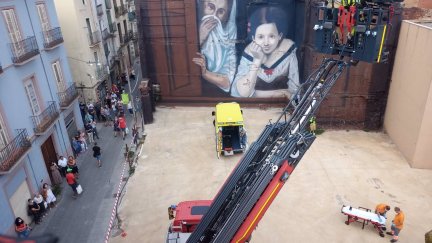 El SPEIS rescata a un trabajador de un tejado, en Barbastro. Foto: DPH