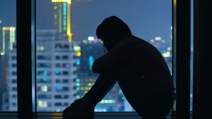 Persona aislada en su casa durante el confinamiento (Canva).