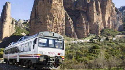 Un tren 'tamagotchi', en el trayecto entre Canfranc y Zaragoza. Foto: Turismo Hoya de Huesca: H