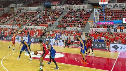 Okoye intenta entrar a canasta en un lance del partido.