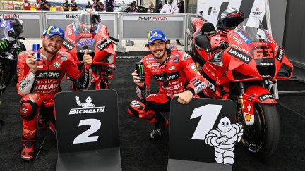 Bagnaia y Miller tras hacerse con la primera y segunda posición de parrilla.