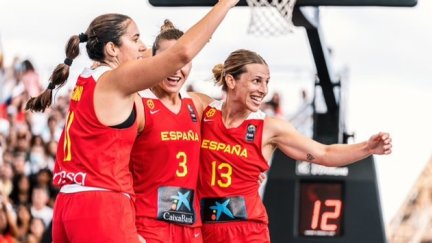 Vega Gimeno celebra con sus compañeras un triunfo en este Europe 3x3.
