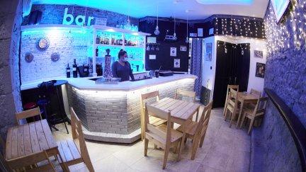 Un local de ocio nocturno, antes de su cierre a medianoche (EP).