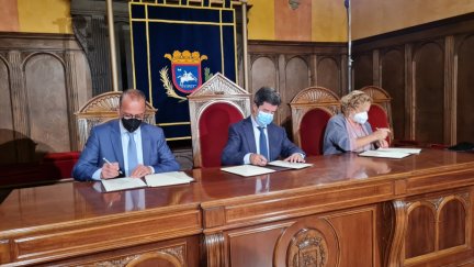 El consejero aragonés de Educación y Cultura, Felipe Faci, el alcalde de Huesca, Luis Felipe, y la presidenta del CSIC, Rosa Menéndez.