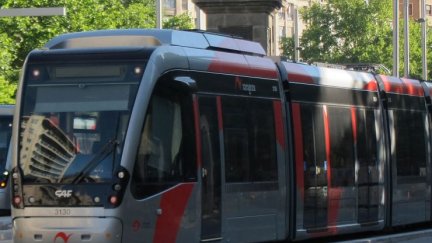 El tranvía a su paso por la Plaza de Aragón de Zaragoza.