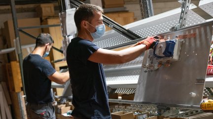 Dos operarios trabajando en una fábrica. (EP)