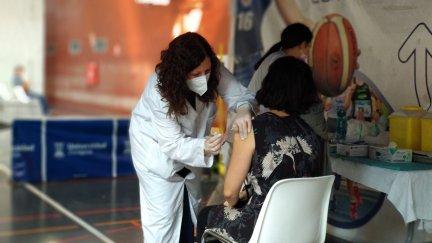 Una enfermera administra una dosis a una joven en Zaragoza. (GOBIERNO DE ARAGÓN)