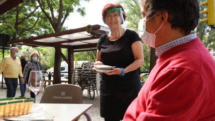 Clientes en una terraza de Zaragoza durante la pandemia de la COVID-19 (EP).