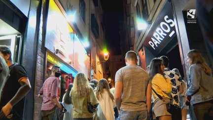 Los jóvenes vuelven a llenar la zona del Casco en la primera noche sin restricciones horarias.