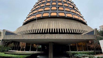 Fachada y entrada al edificio del Tribunal Constitucional de España.