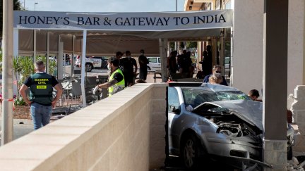El vehículo siniestrado delante del bar donde ha tenido lugar el accidente.