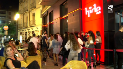 Varias personas se encuentran a las afueras de la discoteca Hide en Zaragoza.