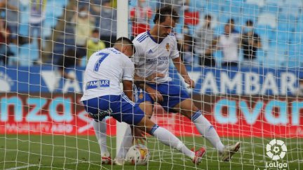 Narvaéz y Eguaras recogen el balón tras el 1-1 anotado por el primero.
