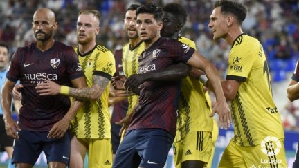 Cristian Salvador, durante el Huesca-Oviedo. Foto: LaLiga