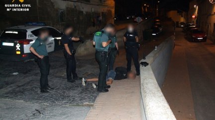 Momento en que la Guardia Civil detiene al presunto agresor.